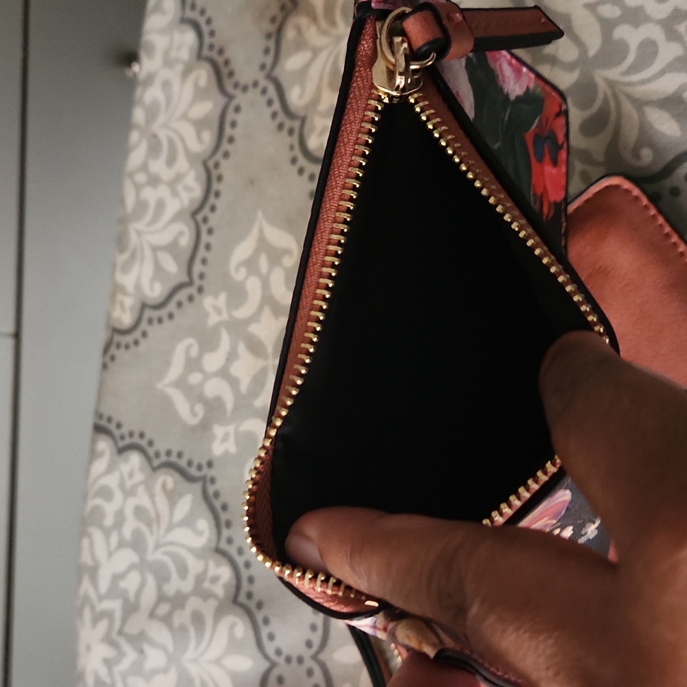 Beautiful Wristlet - Picture 5 of 6